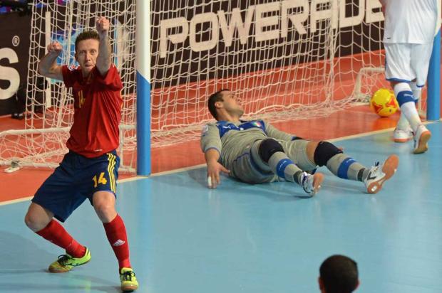 Espanha bate Itália e vai à final do Mundial de futsal AFP PHOTO/PORNCHAI KITTIWONGSAKUL/