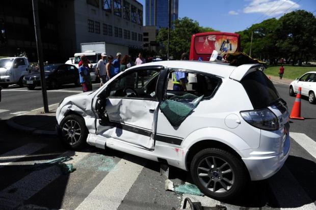 Acidente entre carro e lotação deixa quatro feridos na Capital Ronaldo Bernardi/Agencia RBS