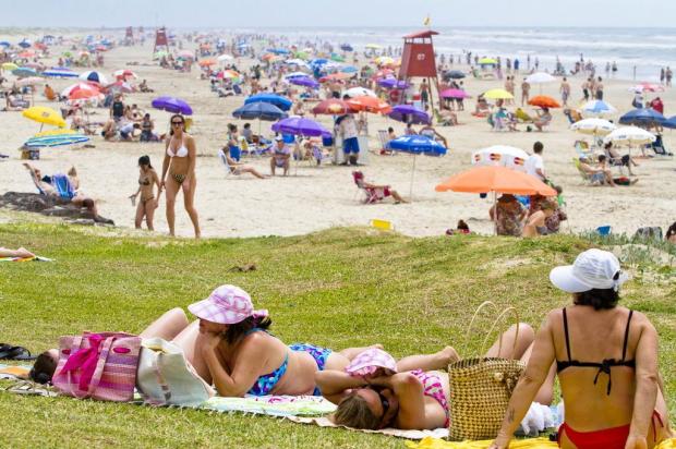 Sol aparece e lota praia em Torres Harleyson Almeida,Especial/Especial Sol aparece e lota praia em Torres Harleyson Almeida,Especial/Especial