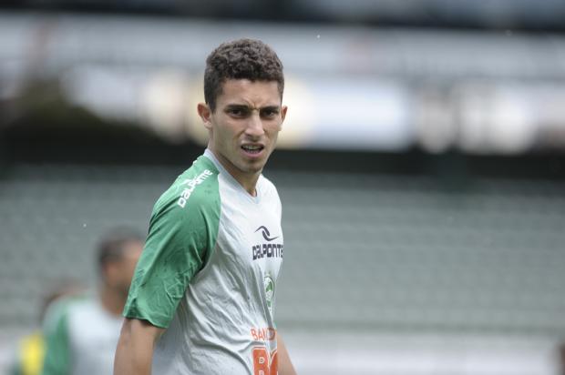 Venda de Alex Telles é confirmada e dinheiro entrará na conta do Juventude segunda-feira Porthus Junior/