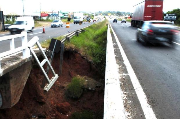 Barranco cede e rodovia Novo Hamburgo – Taquara (ERS-239) fica em meia pista Miro de Souza/Agencia RBS