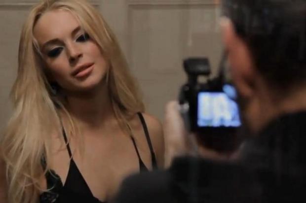 Lindsay Lohan estrela clipe do R.E.M. YouTube/Reprodução Lindsay Lohan estrela clipe do R.E.M. YouTube/Reprodução