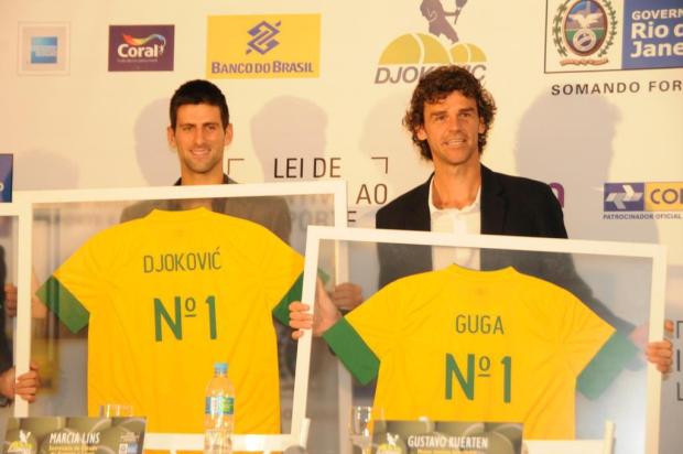 Guga Kuerten e Novak Djokovic trocam gentilezas em coletiva antes de amistoso Rosane Bekierman/Divulgação Guga Kuerten e Novak Djokovic trocam gentilezas em coletiva antes de amistoso Rosane Bekierman/Divulgação