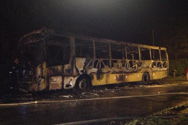 Ônibus é incendiado em São Francisco do Sul Josiane Hille/arquivo pessoal Ônibus é incendiado em São Francisco do Sul Josiane Hille/arquivo pessoal