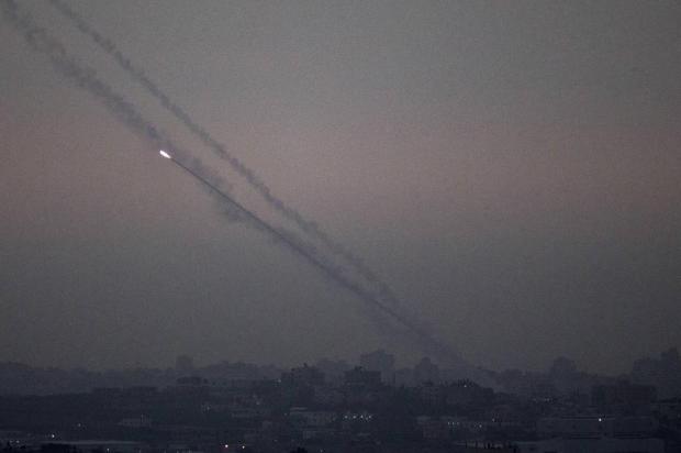 Israel intercepta foguete que se dirigia a Tel Aviv Jack Guez/AFP Israel intercepta foguete que se dirigia a Tel Aviv Jack Guez/AFP