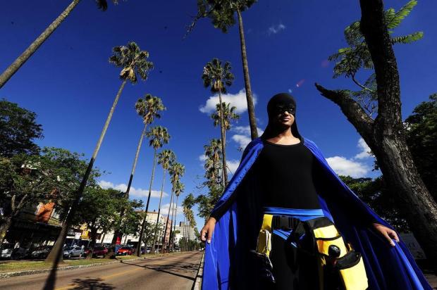 Jovem usa roupa de super-herói para distribuir gentilezas pelo bairro Bom Fim Ricardo Duarte/Agencia RBS