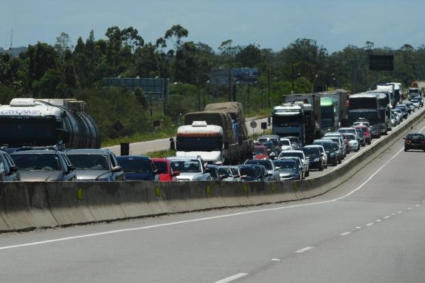 Trecho catarinense da BR-101 já registra oito quilômetros de congestionamento em Laguna Emílio Pedroso/Agencia RBS Trecho catarinense da BR-101 já registra oito quilômetros de congestionamento em Laguna Emílio Pedroso/Agencia RBS