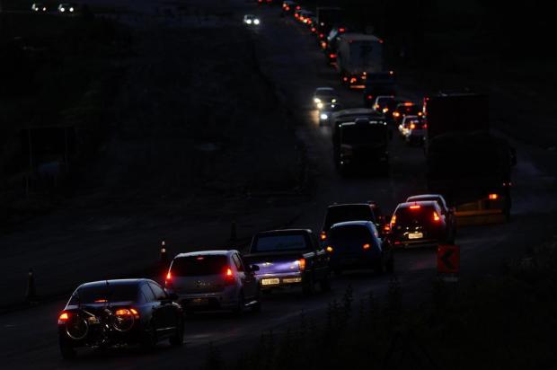 Mesmo com volta antecipada, motoristas enfrentam engarrafamento na BR-101 Emílio Pedroso/Agencia RBS Mesmo com volta antecipada, motoristas enfrentam engarrafamento na BR-101 Emílio Pedroso/Agencia RBS