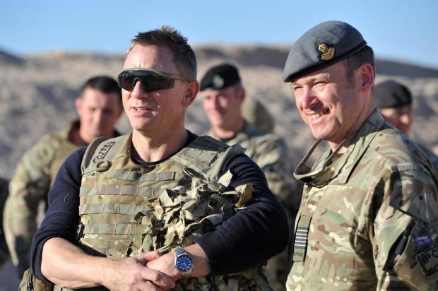 FOTO: Daniel Craig faz visita surpresa para tropas britânicas no Afeganistão AFP/AFP