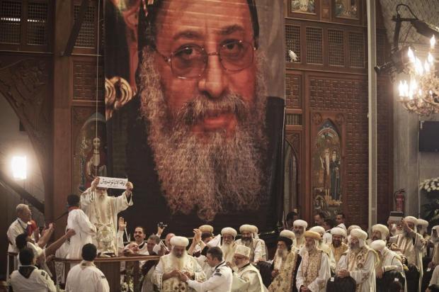 Igreja copta escolhe papa que rejeita papel político Tara Todras-Whitehill/NYTNS