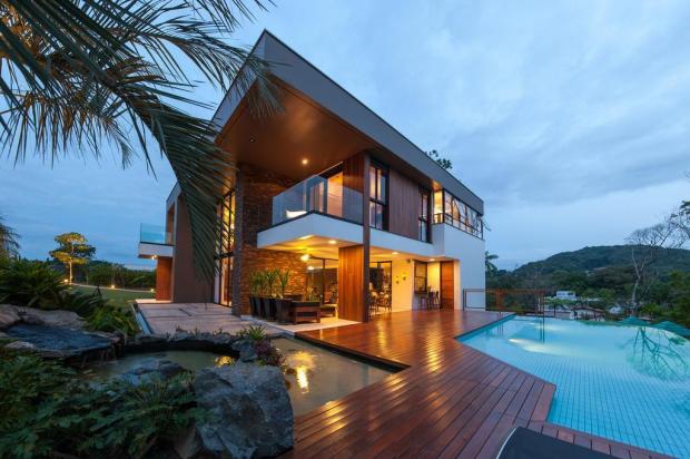 Arquitetura contemporânea valoriza os volumes em harmonia com o entorno exuberante Chan/Divulgação