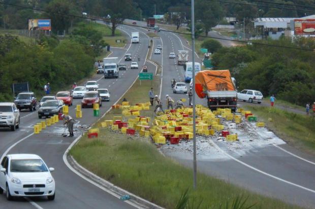 Carga de cerveja cai e bloqueia rodovia Novo Hamburgo – Taquara (ERS-239) Comando Rodoviário da Brigada Militar/Divulgação