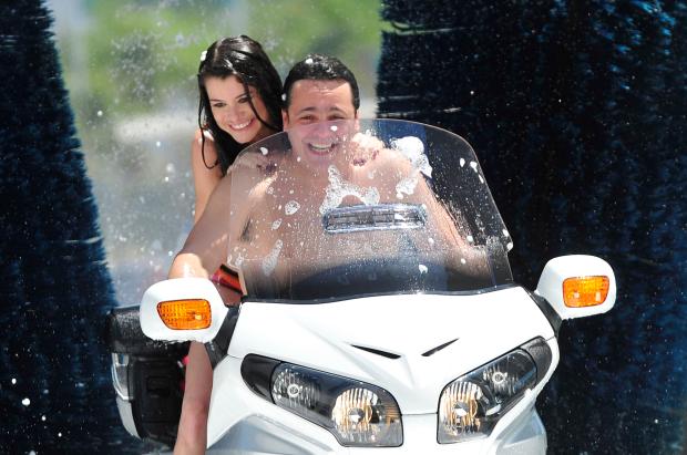 Em 'Como Aproveitar o Fim do Mundo', personagens de Alinne Moraes e Danton Mello compram moto caríssima Divulgação/