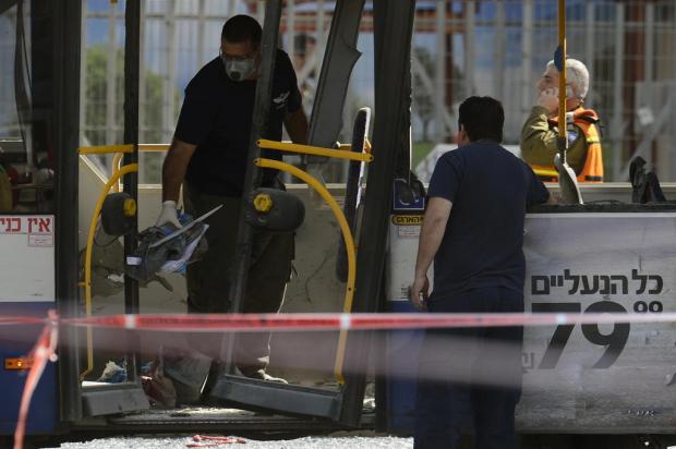 Explosão em ônibus deixa pelo menos 10 feridos em Tel Aviv JONATHAN NACKSTRAND / AFP/