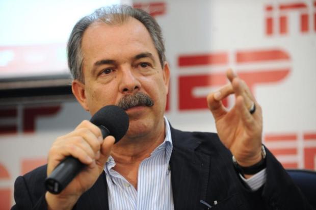 Ministro da Educação não garante duas edições do Enem em 2013 Elza Fiuza/Agência Brasil Ministro da Educação não garante duas edições do Enem em 2013 Elza Fiuza/Agência Brasil