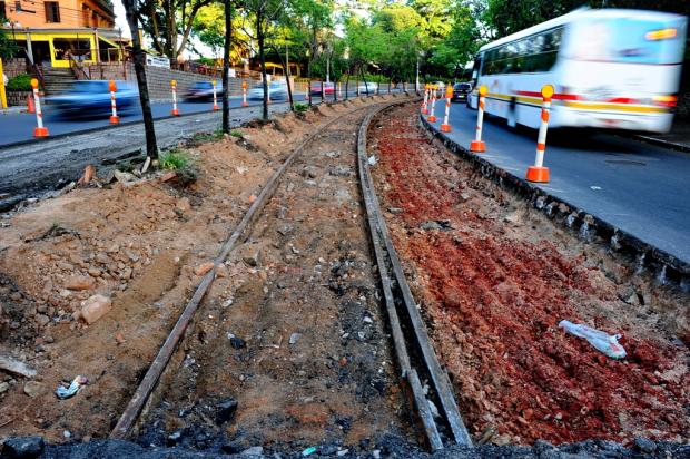 Trilhos do bonde aparecem após escavação em obra na Capital Adriana Franciosi /Agência RBS