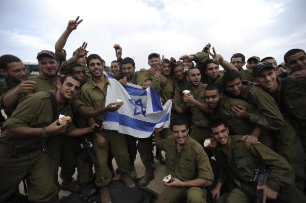 Israel comemora cessar-fogo, mas governo faz ameaças DAVID BUIMOVITCH/AFP
