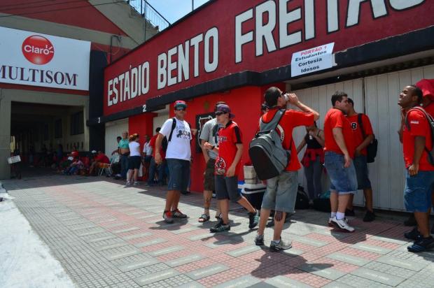 Xavantes fazem fila para ingressos promocionais para a decisão da Copinha GE Brasil/Divulgação