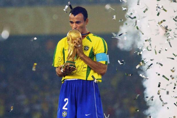 Capitão do penta, Cafu apresentará a bola oficial da Copa das Confederações AFP PHOTO / ANTONIO SCORZA/