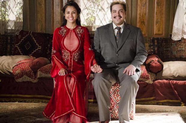 Demir e Tamar ignoram a tradição da garrafa quebrada e se casam em "Salve Jorge" TV GLOBO/DIVULGAÇÃO