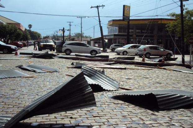 Temporal destelha casas e arranca árvores em Candelária Juciele Ferreira/Especial Temporal destelha casas e arranca árvores em Candelária Juciele Ferreira/Especial