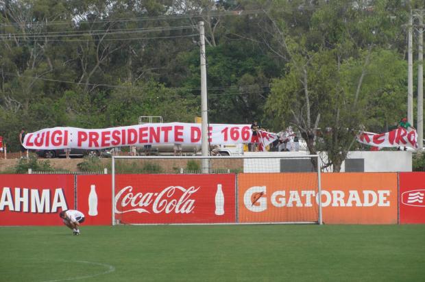 FOTO: Protesto contra eleição de Luigi marca treino do Inter no Parque Gigante Guilherme Becker/