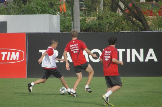 Osmar Loss encaminha time com Elton e Massari nas laterais do Inter Guilherme Becker/Agência RBS/ Osmar Loss encaminha time com Elton e Massari nas laterais do Inter Guilherme Becker/Agência RBS/