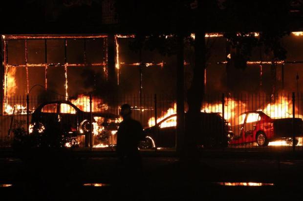 Incêndio atinge loja de carros no centro de Pelotas, na Região Sul Patrick Tedesco/Especial