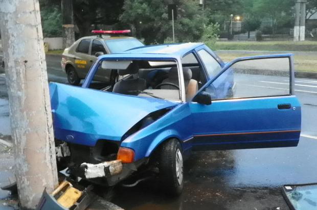 Carro bate em poste na Avenida Ipiranga, em Porto Alegre Jocimar Farina / Rádio Gaúcha/