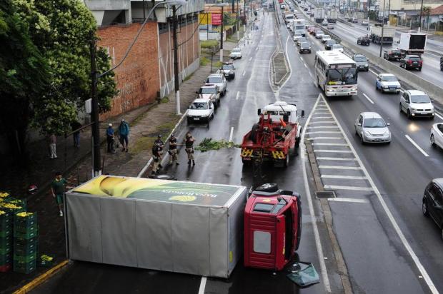 Caminhão tomba e causa congestionamento na BR-116, em Canoas Ronaldo Bernardi/Agencia RBS Caminhão tomba e causa congestionamento na BR-116, em Canoas Ronaldo Bernardi/Agencia RBS