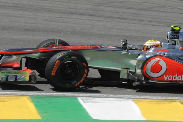 Hamilton dá adeus à McLaren com batida em Interlagos Antonio Scorza/AFP