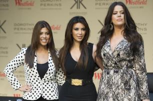 Irmãs Kardashian firmam-se na moda e chamam atenção até da realeza Joel Ryan/Invision/AP Irmãs Kardashian firmam-se na moda e chamam atenção até da realeza Joel Ryan/Invision/AP