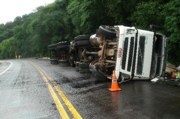 Carreta tomba na BR-386 e bloqueia trânsito no Norte do Estado Divulgação/Polícia Rodoviária Federal Carreta tomba na BR-386 e bloqueia trânsito no Norte do Estado Divulgação/Polícia Rodoviária Federal