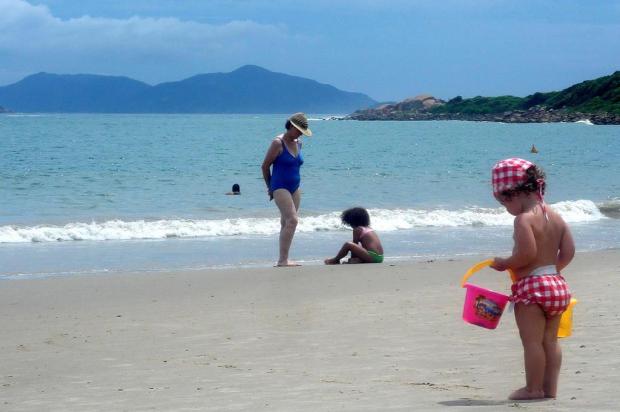 Pediatra lista cuidados que os pais devem tomar durante o verão Babiana Mugnol/Agencia RBS Pediatra lista cuidados que os pais devem tomar durante o verão Babiana Mugnol/Agencia RBS