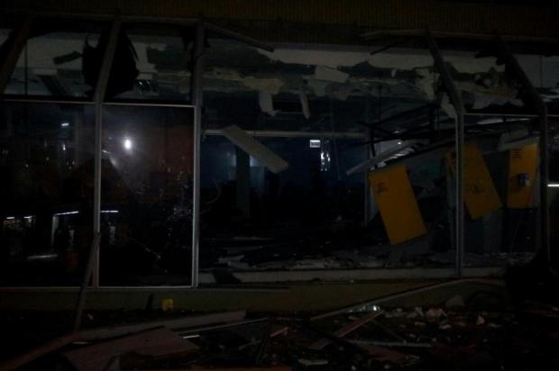 Bandidos explodem banco em Sombrio, no sul de SC João Garcia Junior/Leitor repórter Bandidos explodem banco em Sombrio, no sul de SC João Garcia Junior/Leitor repórter