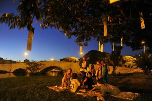 Intervenção cultural leva pessoas à Ponte de Pedra na noite deste sábado Jean Schwarz/Agencia RBS Intervenção cultural leva pessoas à Ponte de Pedra na noite deste sábado Jean Schwarz/Agencia RBS