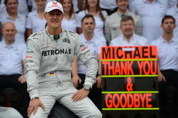 Schumacher recebe homenagem da Mercedes antes do adeus YASUYOSHI CHIBA/AFP Schumacher recebe homenagem da Mercedes antes do adeus YASUYOSHI CHIBA/AFP