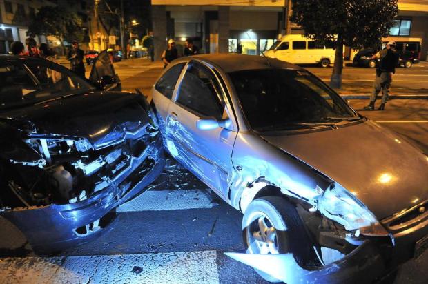 Carros colidem no bairro Cidade Baixa, em Porto Alegre Bruno Alencastro/Agencia RBS Carros colidem no bairro Cidade Baixa, em Porto Alegre Bruno Alencastro/Agencia RBS