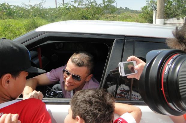 Depois de protestar contra D'Alessandro, torcedores voltam atrás e tietam ídolo André Baibich/