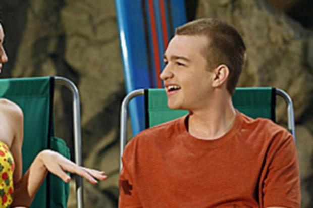 Angus T. Jones pede desculpas por chamar Two and a Half Men de "nojenta" CBS/Divulgação Angus T. Jones pede desculpas por chamar Two and a Half Men de "nojenta" CBS/Divulgação