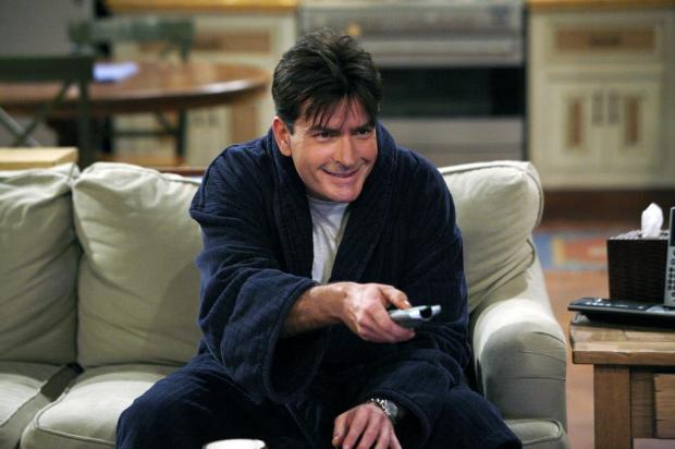 Charlie Sheen, em resposta a vídeo: "Two and a Half Men é amaldiçoado" divulgação/Divulgação Charlie Sheen, em resposta a vídeo: "Two and a Half Men é amaldiçoado" divulgação/Divulgação