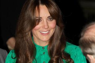 Kate Middleton aparece com franja em inauguração de exposição ANDREW COWIE/AFP Kate Middleton aparece com franja em inauguração de exposição ANDREW COWIE/AFP