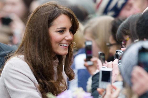 Em visita a Cambridge, Kate tem problemas com o novo penteado Leon Neal/AFP