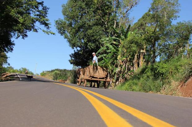 Cansado de esperar por rodovia do Estado, prefeito de Aratiba asfalta vicinais que levam ao mesmo destino Marielise Ferreira/agencia rbs Cansado de esperar por rodovia do Estado, prefeito de Aratiba asfalta vicinais que levam ao mesmo destino Marielise Ferreira/agencia rbs