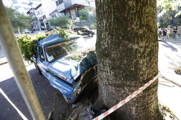Caminhonete desgovernada atropela e mata mulher em Porto Alegre Jean Schwarz/ Caminhonete desgovernada atropela e mata mulher em Porto Alegre Jean Schwarz/