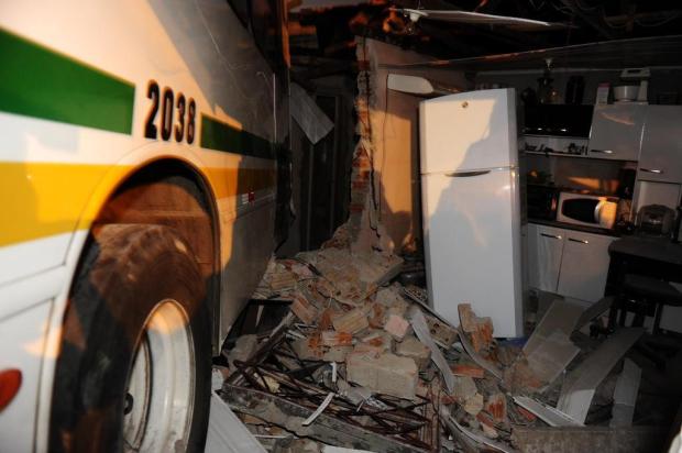 Ônibus invade casa e fere duas pessoas na zona leste de Porto Alegre Mauro Vieira/Agencia RBS Ônibus invade casa e fere duas pessoas na zona leste de Porto Alegre Mauro Vieira/Agencia RBS