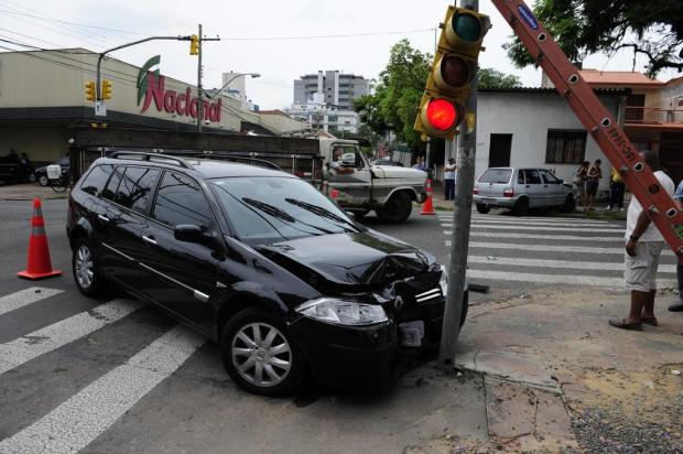 Colisão entre carros causa atropelamento e derruba sinaleira em Porto Alegre Ronaldo Bernardi/Agencia RBS
