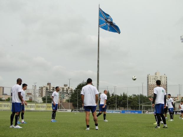 FOTO: Por leilão, Grêmio inicia treino com camisetas do Pão dos Pobres Guilherme Becker/AgênciaRBS