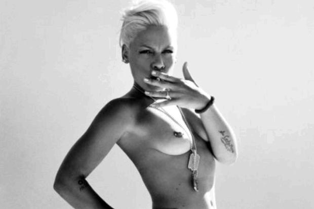 Bryan Adams lança livro de fotografias de artistas que inclui Pink de topless Rolling Stone/Reprodução