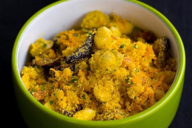 Farofa natalina combina ingredientes como bacon e ameixa Romulo Fialdini/Divulgação Farofa natalina combina ingredientes como bacon e ameixa Romulo Fialdini/Divulgação